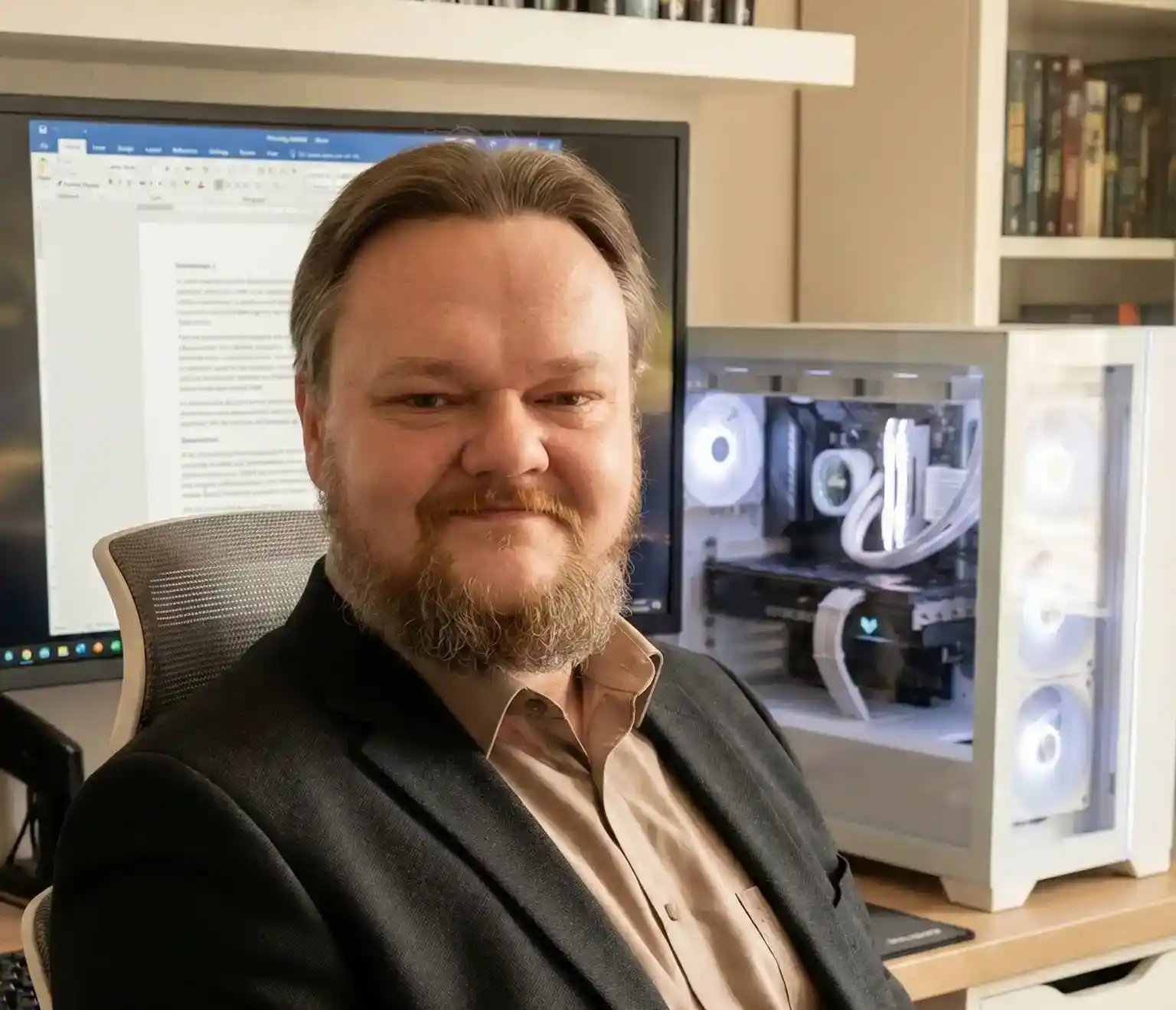 Marek Bajor przy komputerze